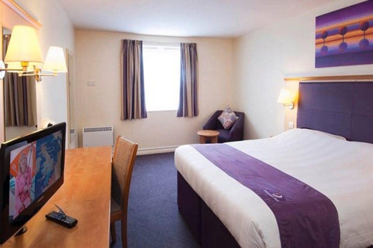 Premier Inn كاريكفرغس المظهر الخارجي الصورة