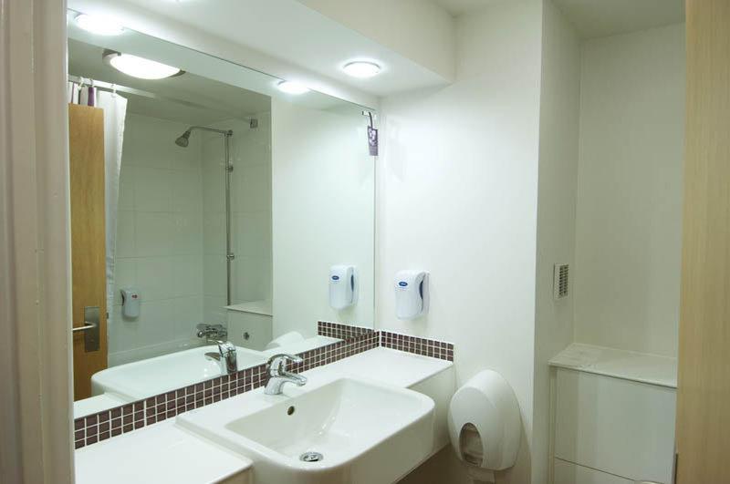 Premier Inn كاريكفرغس المظهر الخارجي الصورة