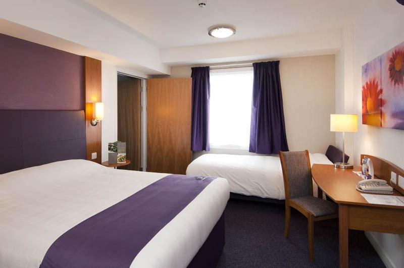 Premier Inn كاريكفرغس المظهر الخارجي الصورة